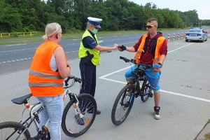 policjantka rozmawia z dwójką rowerzystów
