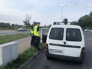 Policjanci RD kontrolują kierowcę citroena