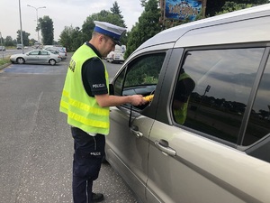 Policjant podkłada kierowcy alcoblow