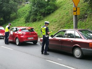 Policjanci kontrolują trzeźwość kierowców