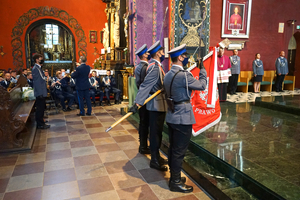 Poczet sztandarowy przed ołtarzem.
