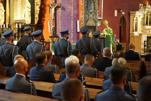 Modlitwa Biskupa podczas mszy z udziałem policjantów.