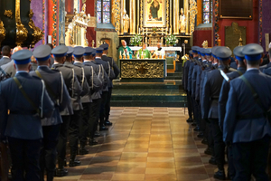 Widok ołtarza oraz stojących policjantów.