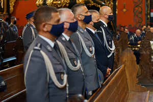 Szefowie policji z Wojewodą - stojący w ławce w kościele.