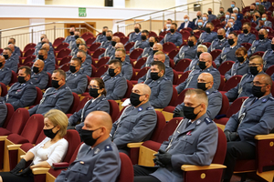 Policjanci siedzący w ławkach.