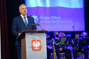 Wojewoda podczas przemówienia na mównicy.