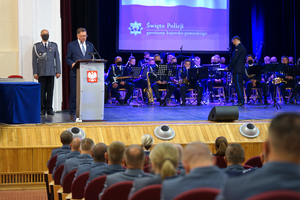 Wicemarszałek podczas przemówienia na scenie.