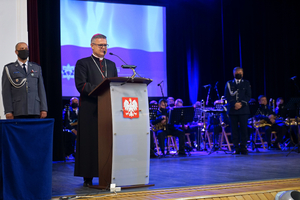 Biskup składa życzenia policjantom na święto Policji.