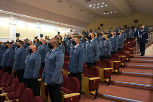 Policjanci na sali kinoteatru.