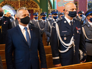 Komendant wojewódzki Policji w Bydgoszczy i Wojewoda Kujawsko-Pomorski stoją w ławce w kościele