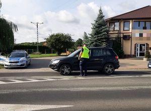 Policjant w czasie pracy na drodze.