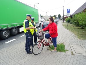 Policjanci z rowerzystką.