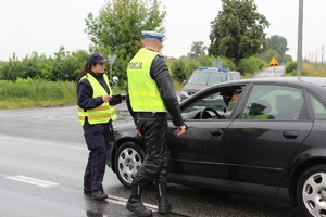 Policjant i SOK w czasie kontroli.