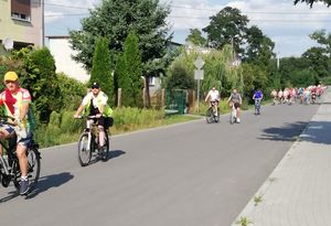 rowerzyści jadą rowerami po ulicy