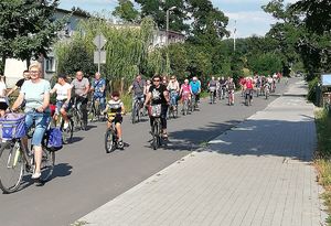 rowerzyści jadą rowerami po ulicy