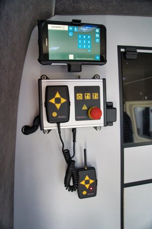 urządzenie elektroniczne przytwierdzone do ściany radiowozu