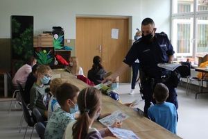 Policjant z dziećmi podczas zajęć.