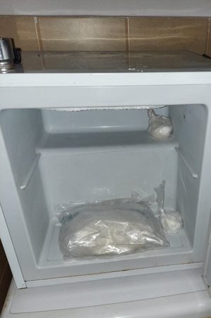 Worek z biały proszkiem leży w lodówce