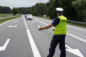 Policjant ruchu drogowego podczas kontroli.