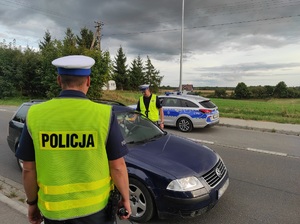 Policjant kontroluje stan trzeźwości kierwocy