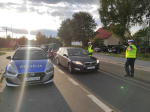 Policjant kontroluje stan trzeźwości kierwocy