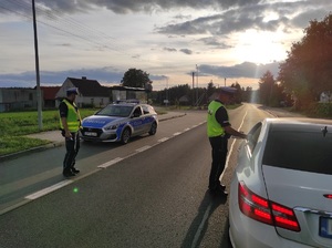 Policjant kontroluje stan trzeźwości kierwocy