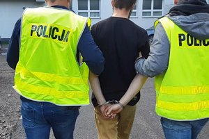 Policjanci i zatrzymani tyłem