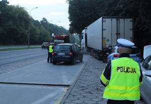 Policjanci kontrolują na zatoczce kierowcę renault