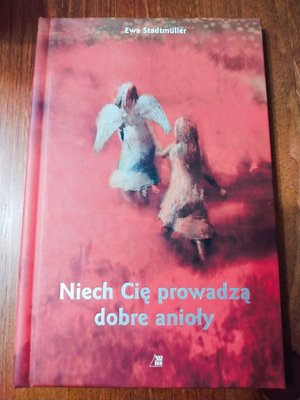 książka z tytułem &quot;Niech prowadzą Cię dobre anioły&quot; leży na stole