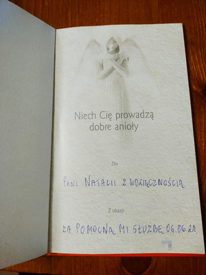 na pierwszej stronie książki pod tytułem &quot;Niech Cię prowadzą dobre anioły&quot; jest dedykacja: Dla Pani Natalii z wdzięcznością z okazji za pomocną mi służbę 06.06.21.