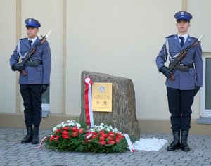 Warta honorowa przy obelisku.