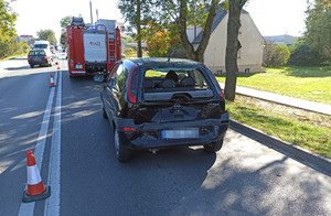 Rozbita corsa, a przed nią stoi wóz strażacki