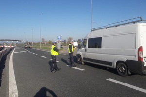 Policjanci kontrolują kierowcę busa