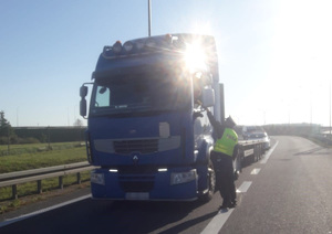 Policjanci kontrolują kierowcę naczepy
