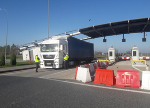 Policjant kontroluje kierowcę TIR-a, obok stoi policjantka