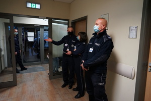 Troje policjantów na korytarzu.