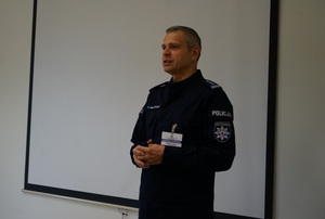 Zastępca Komendanta Wojewódzkiego Policji podczas wystąpienia.