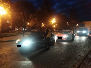 Policjanci kontrolują dwa samochody