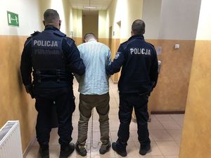 Jeden z zatrzymanych prowadzony przez policjantów