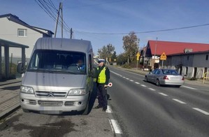 Policjant kontroluje kierowcę busa