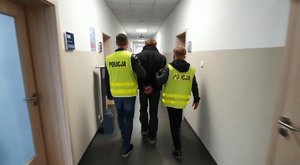 Policjanci prowadzą włamywacza