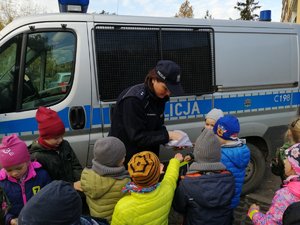 policjantka rozdaje odblaski dzieciom