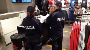 policjanci rozmawiają z obsługą sklepu