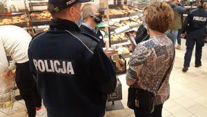 policjanci rozmawiają z obsługą sklepu