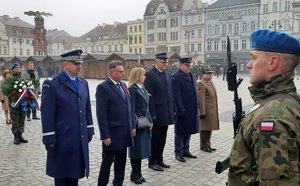 Przedstawiciele służb mundurowych i instytucji rządowych stoją w szeregu na przeciwko żołnierza