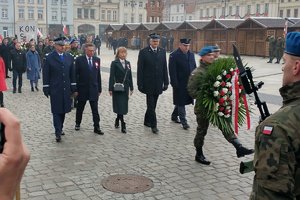 Przedstawiciele służb mundurowych i instytucji rządowych idą w kierunku pomnika