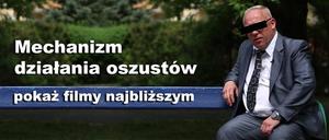 Baner mechanizm działania oszustów - pokaż filmy najbliższym - mężczyzna w garniturze siedzący na ławce w parku, oczy zasłania mu czarny pasek. - link prowadzi do podstrony z filmami.