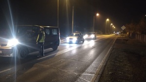 Policjant RD kontroluje kierowcę dostawczaka