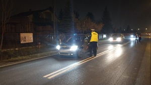 Policjant kontroluje kierowcę skody