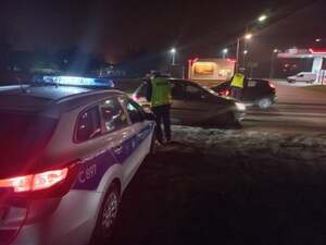 Policjanci kontrolują dwa auta